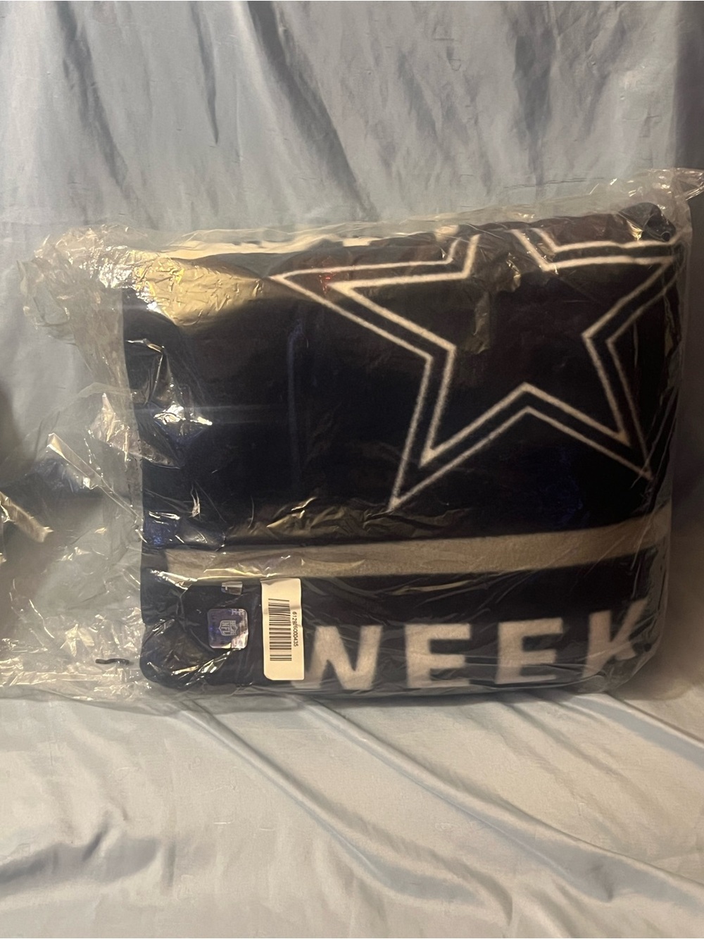 Dallas Cowboys Throw Blanket with Blue & White Star Detail - Picture 6 of 7